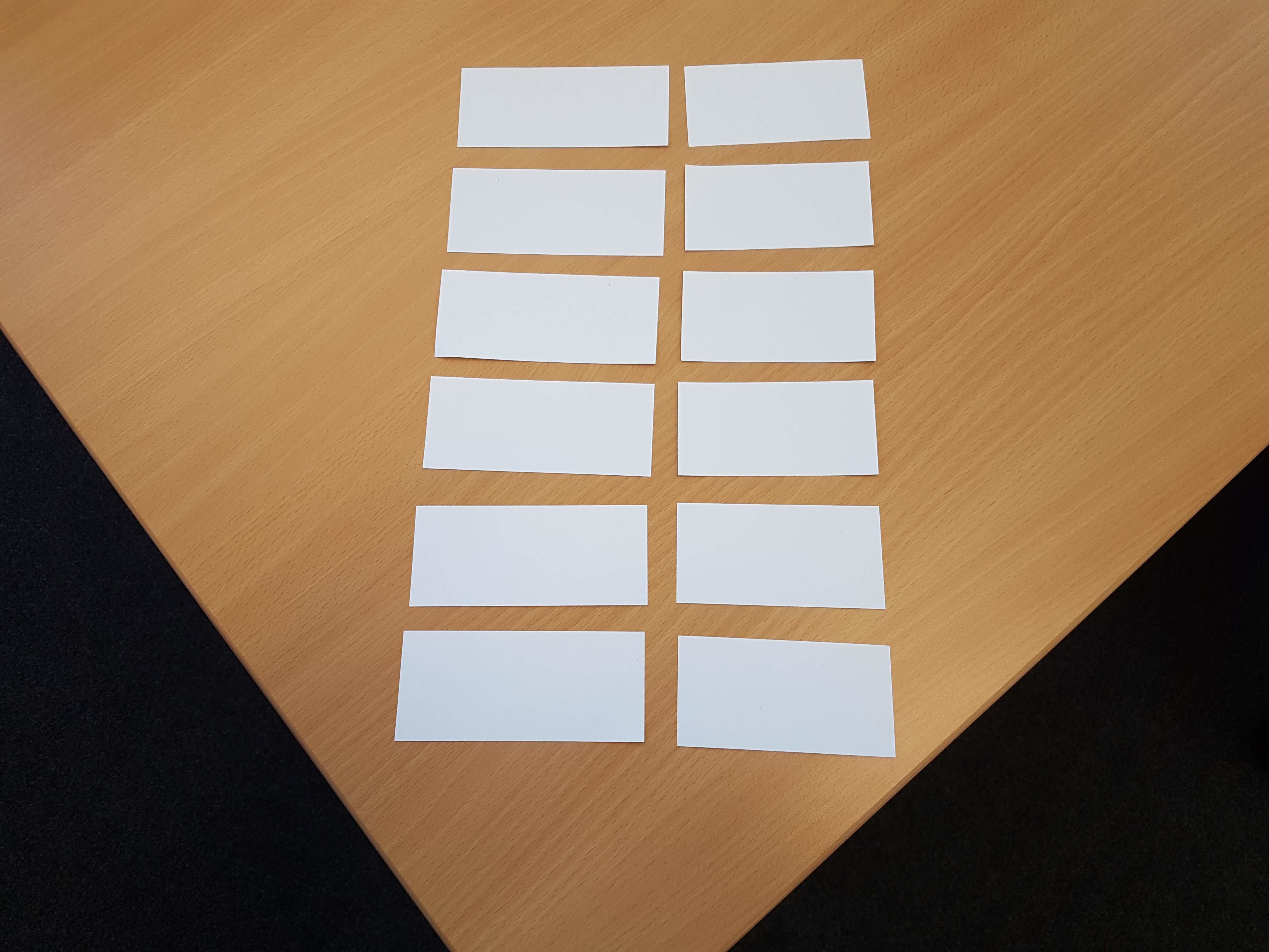 Die Papierstücke liegen flach auf dem Tisch